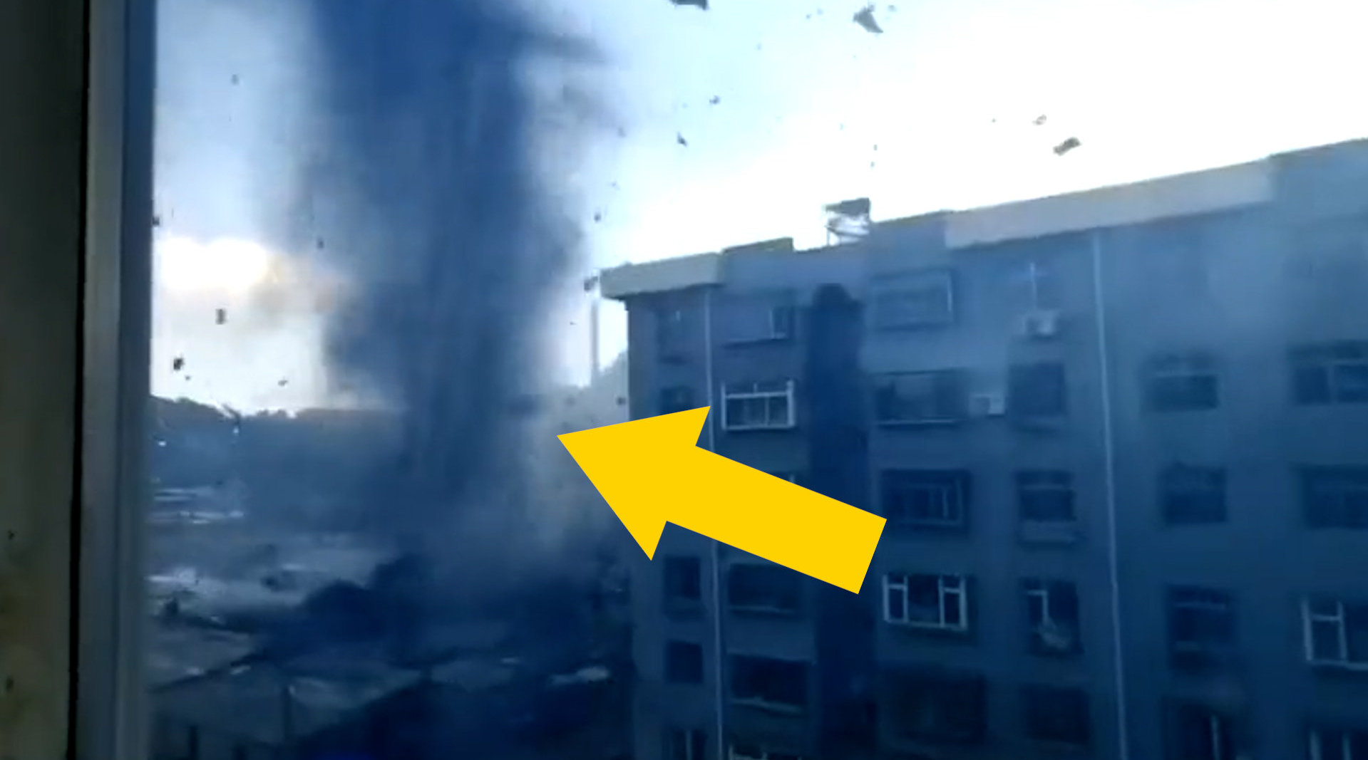 辽宁葫芦岛市民拍下龙卷风来袭 :楼房窗户被刮飞,树被连根拔起