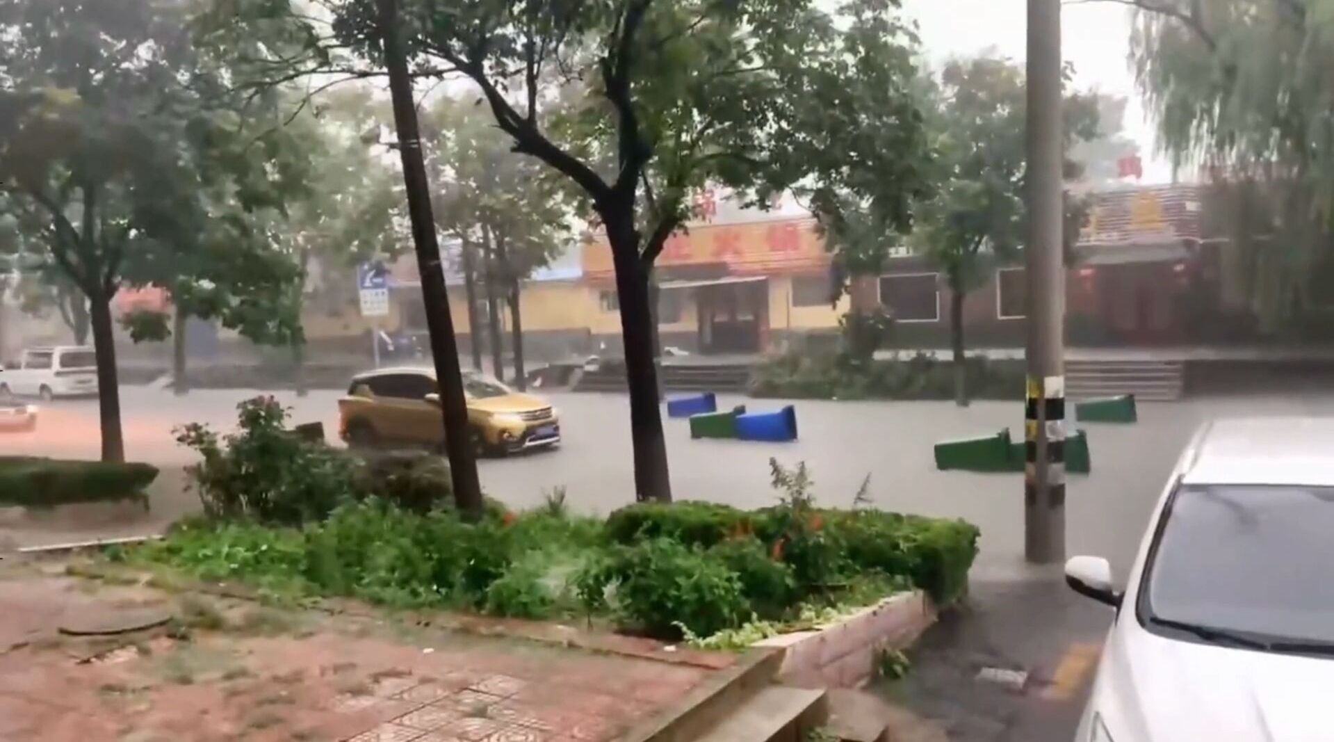 暴雨突袭济南，这一路段水位高于路面近一米 车辆被冲出几米远_齐鲁原创_山东新闻_新闻_齐鲁网