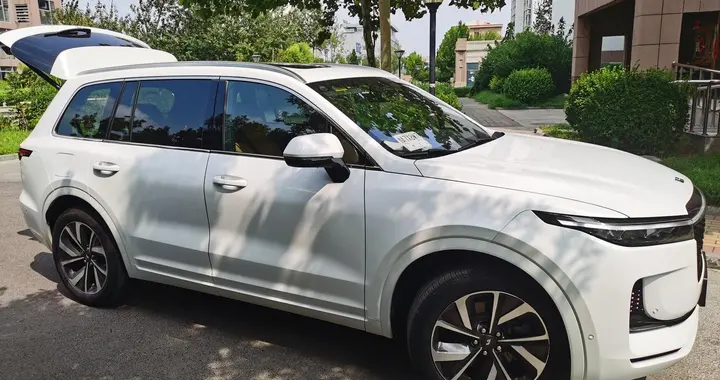 新买的理想ONE现黑屏、拖拉机异响，车主想换车被拒