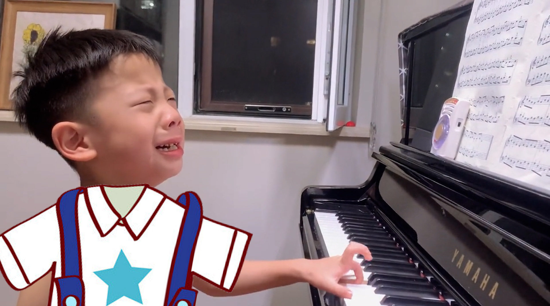 7岁男孩练钢琴边弹边哭 ，妈妈：他知道即使哭也要接着弹