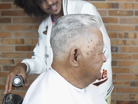 白发大叔,发型一换,帅气时尚有个性