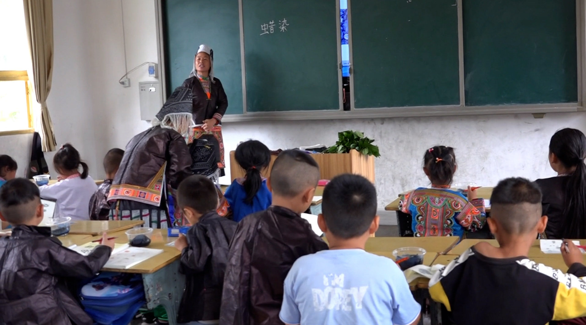 苗族女教师坚守山村26年传承文化 :从课本知识到唱歌跳舞,都教