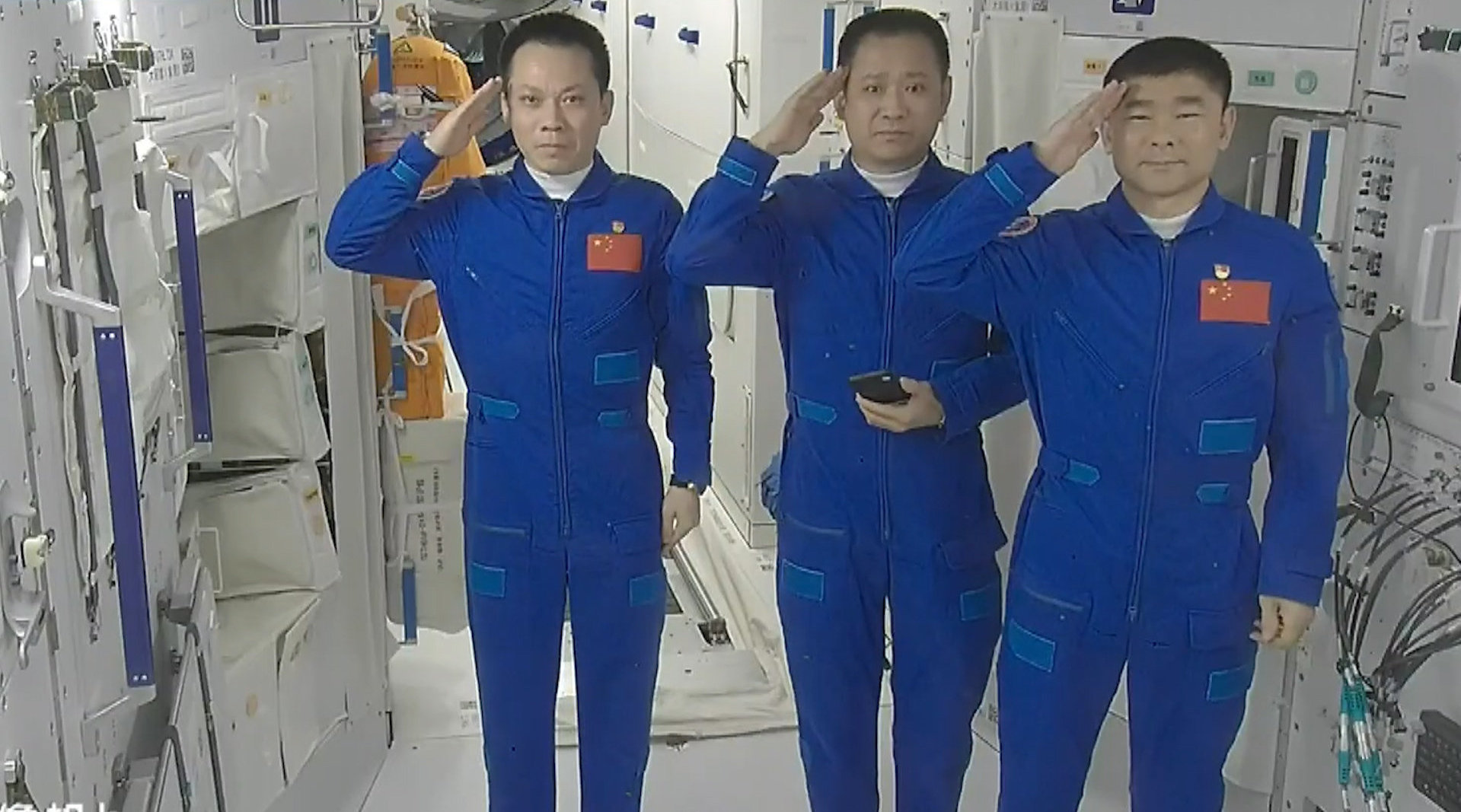 神舟十二号撤离空间站组合体,3名航天员向地面工作人员敬礼致谢