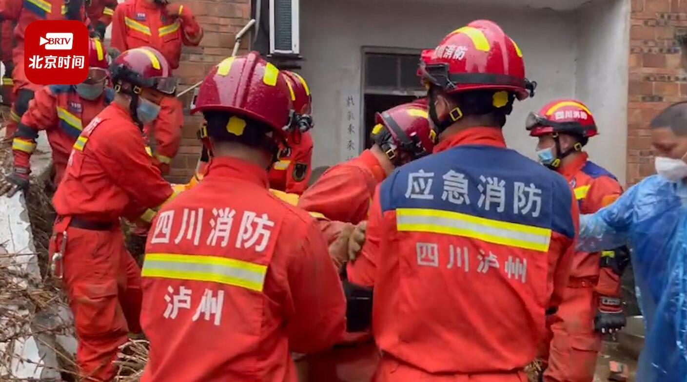 泸州消防员震中全力救援手搬肩扛1小时从废墟中救出50岁老人