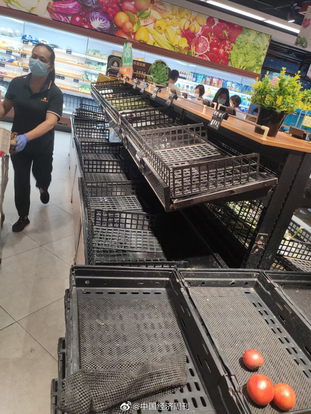 (9月14日晚6时左右,厦门同安区某超市货架上的蔬菜被抢购一空)