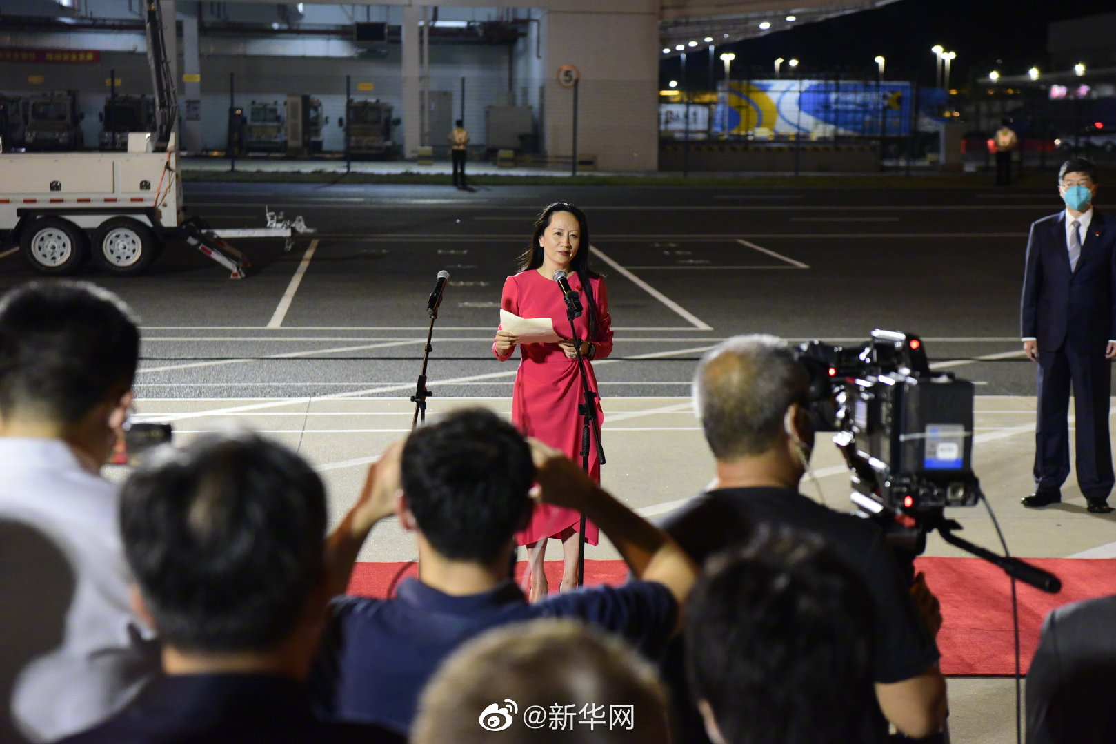 孟晚舟抵达深圳机场高清大图来了!_新浪新闻
