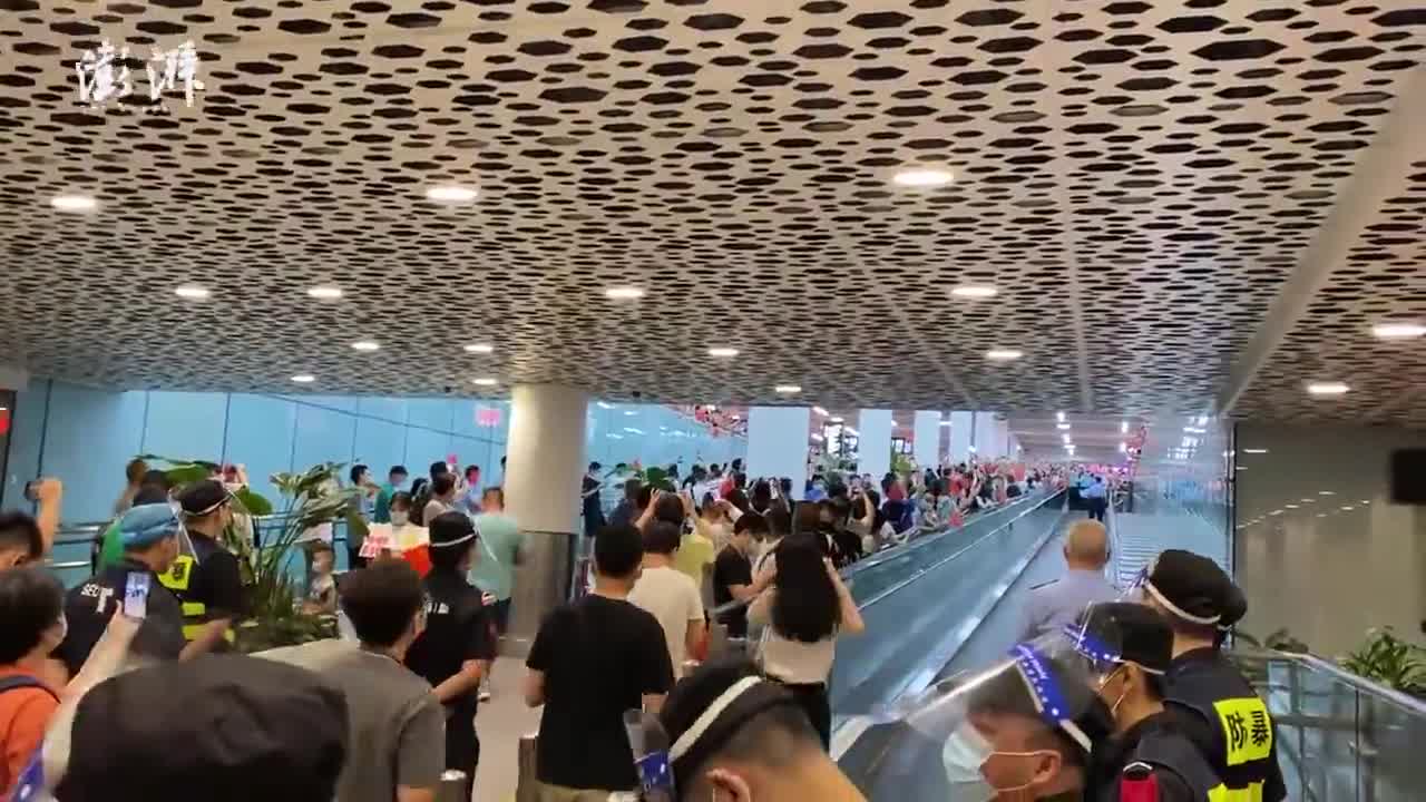 深圳机场接机群众齐唱歌唱祖国高喊中国加油