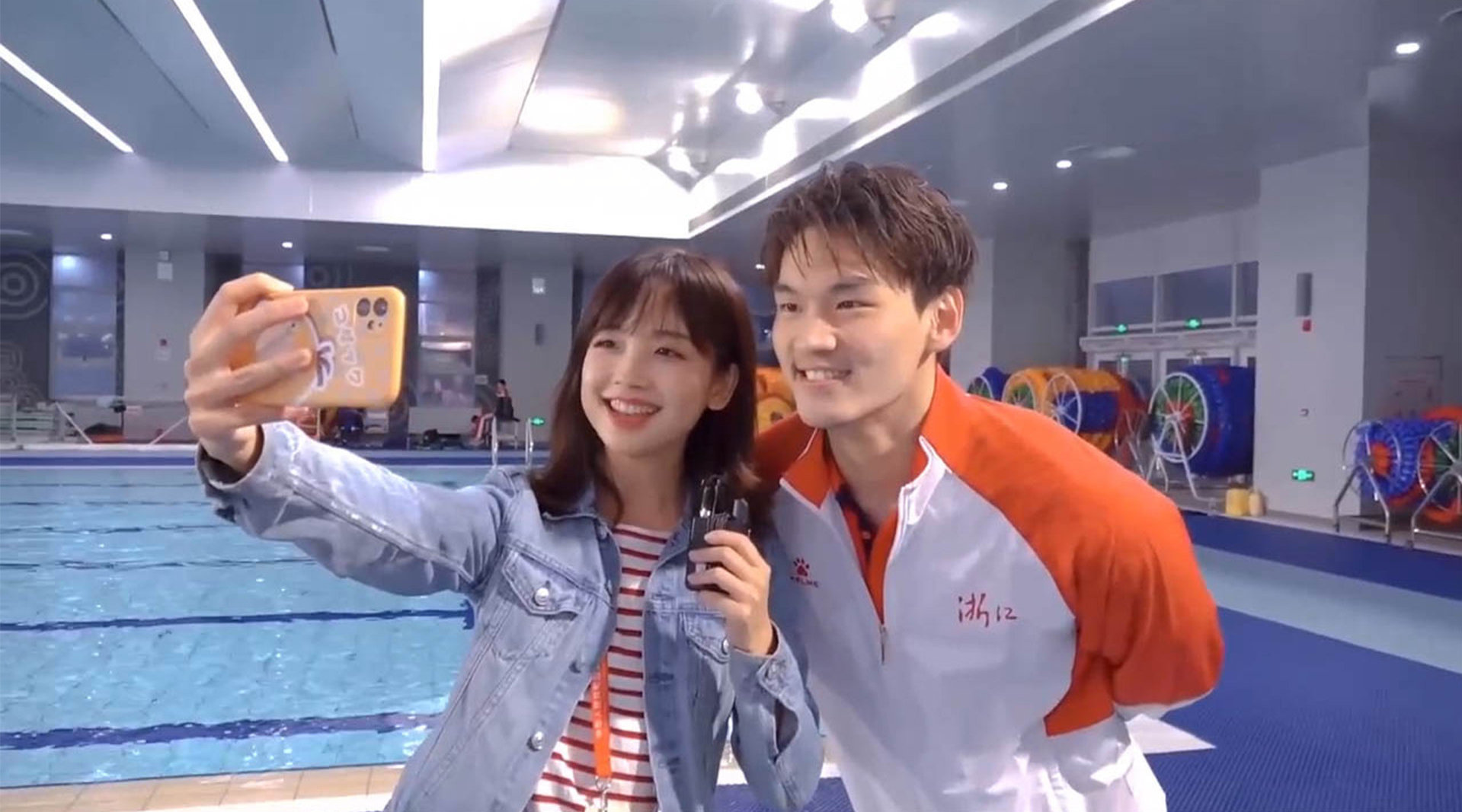 徐嘉余一见王冰冰就要联系方式 社交达人!