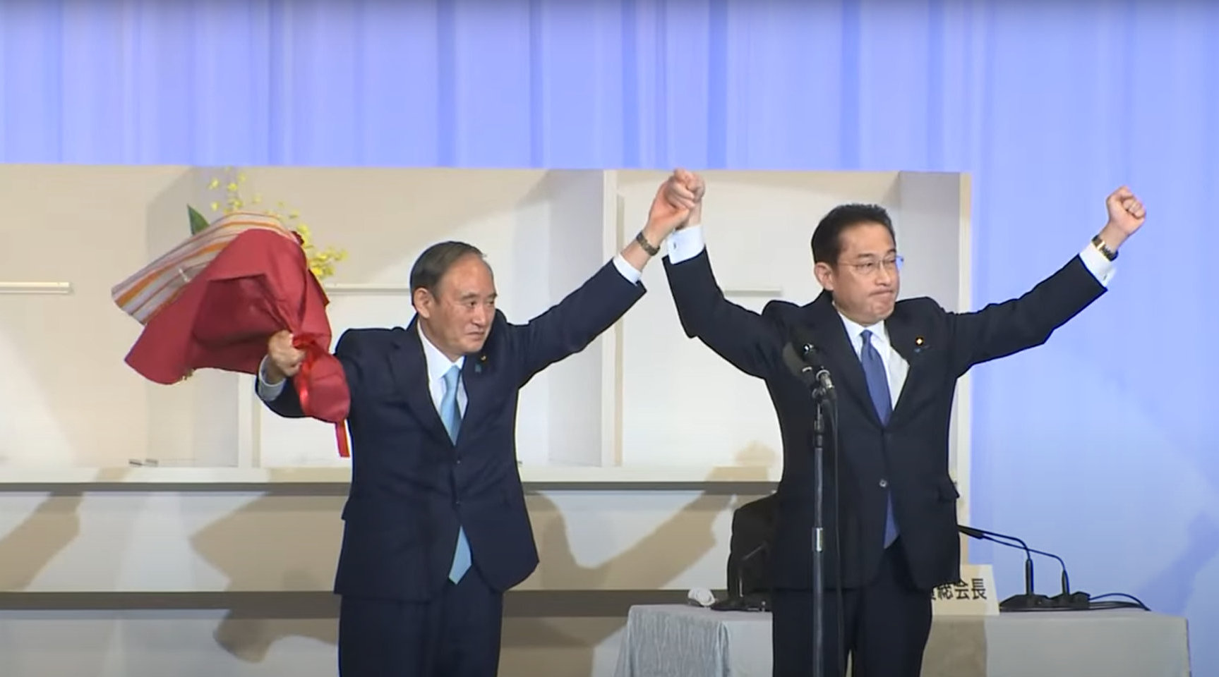 岸田文雄即将就任日本第100任首相 向菅义伟鞠躬致谢,献上鲜花