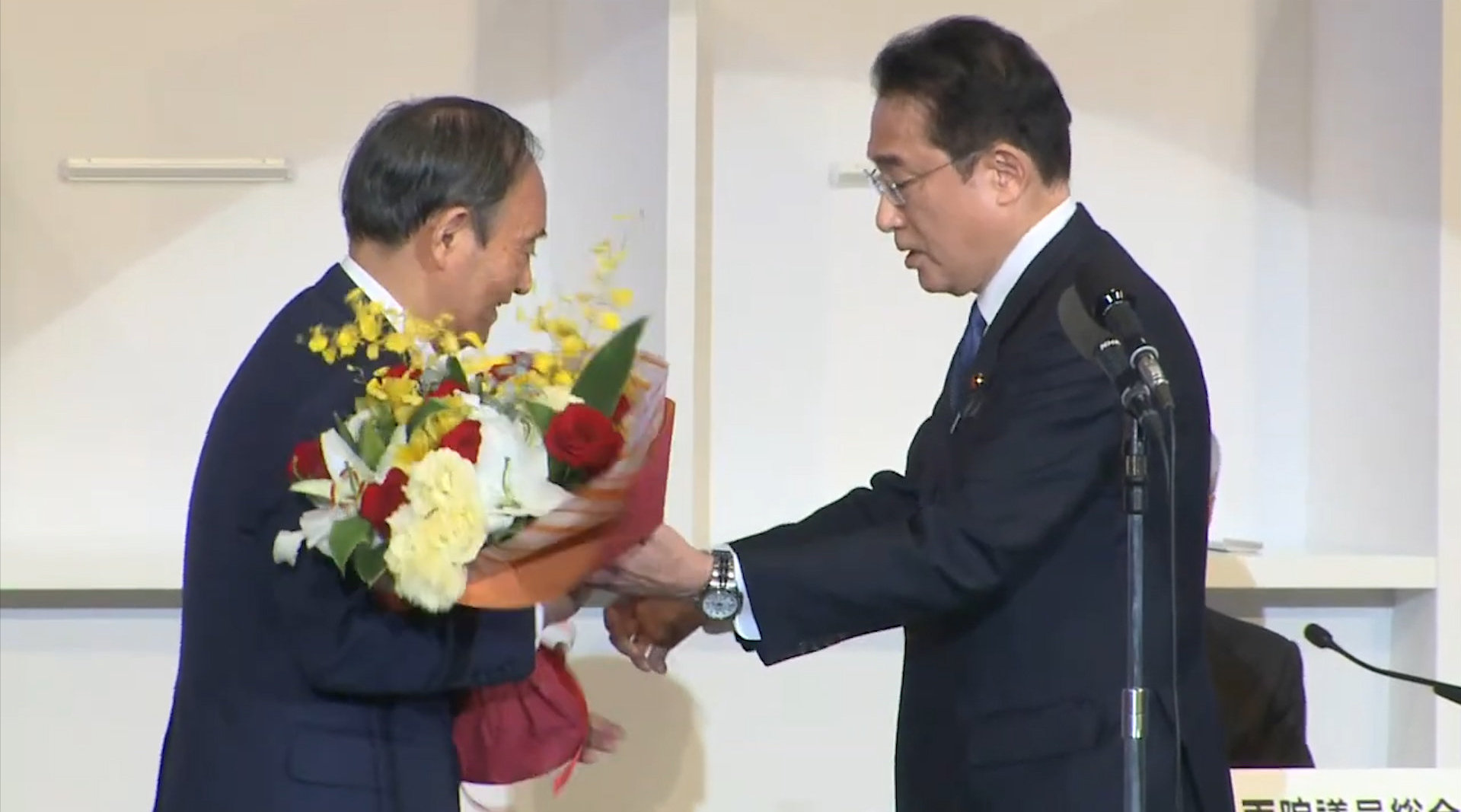 菅义伟发表告别演说两度深深鞠躬岸田文雄向其致谢献上鲜花