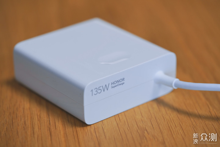 我之前用第三方快充头给手机充电,仅显示"正在快速充电",换成这款135