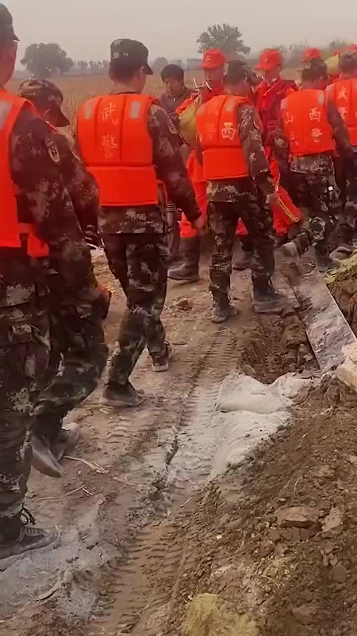 武警与消防员抗洪一线相遇互相打气 网友:看哭了|消防员_新浪财经