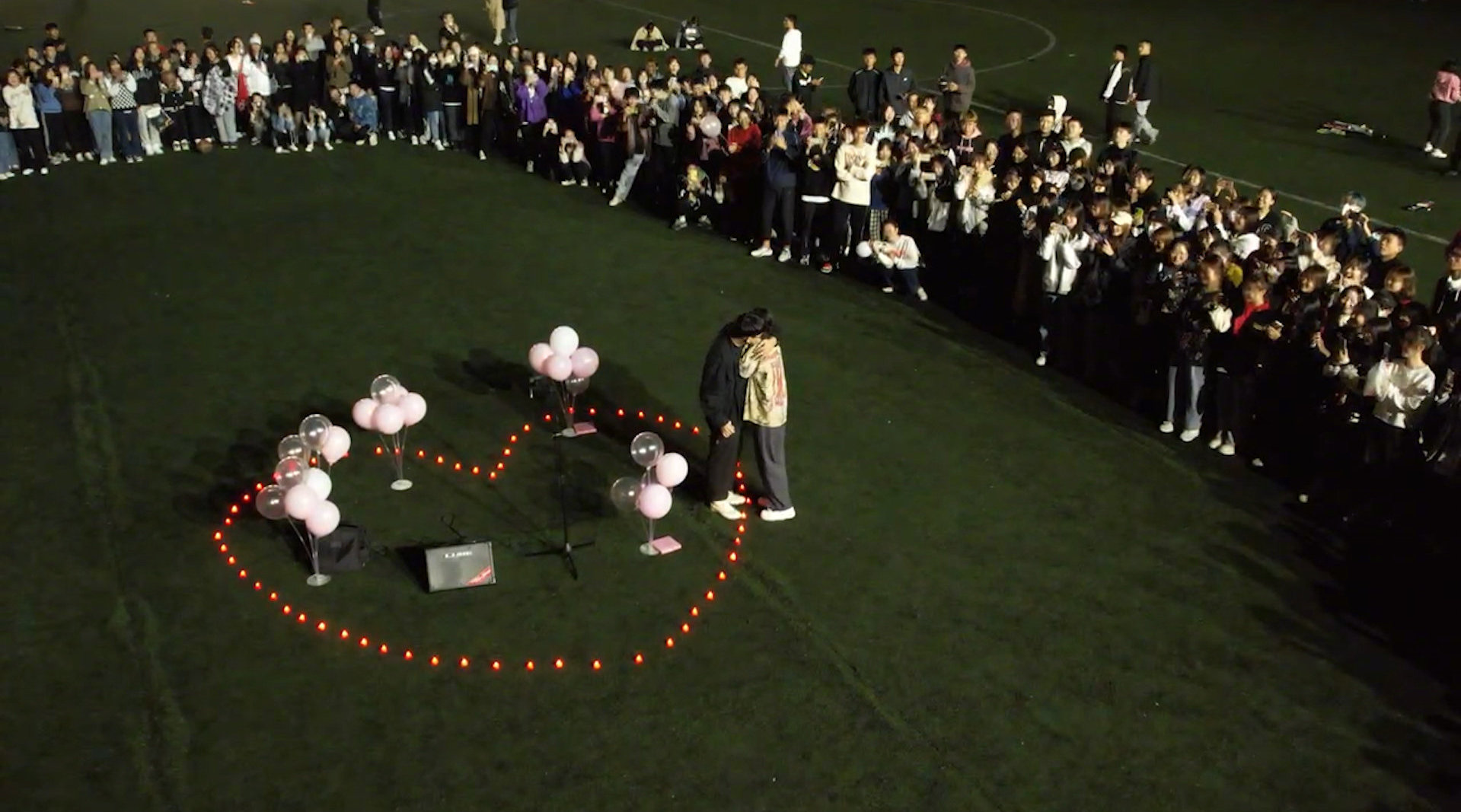 校园求婚被放鸽子,大三男生借此机会向心仪女生表白感动全场