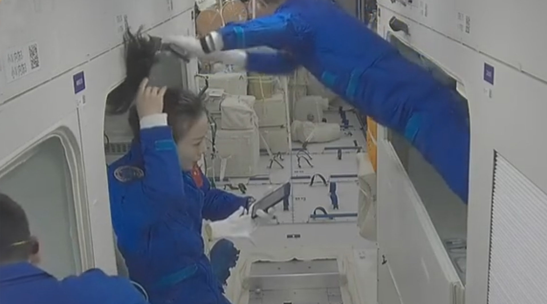 王亚平的太空马尾辫高高飘起