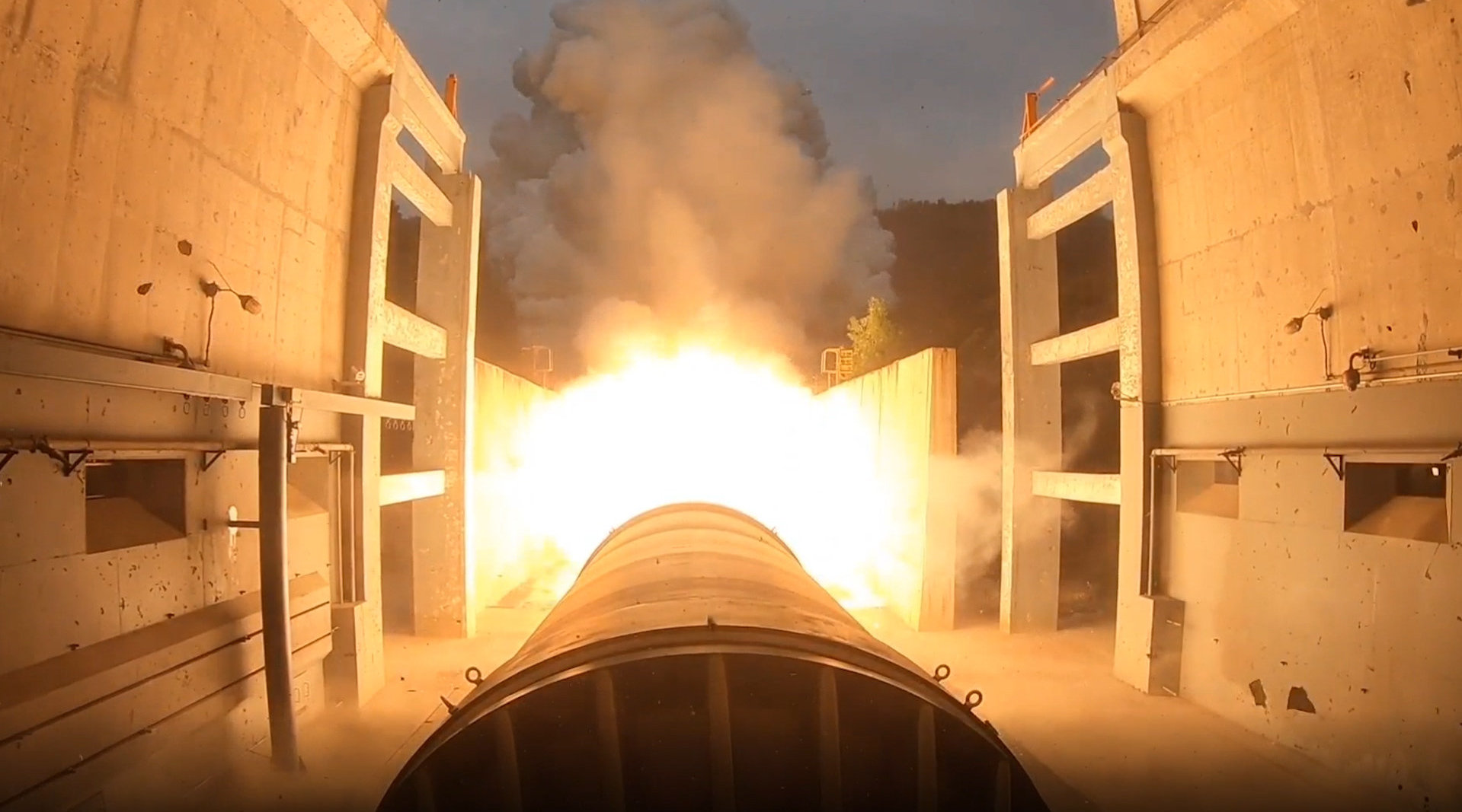 全景试车现场!整体式固体火箭发动机试车成功 500吨推力世界最大