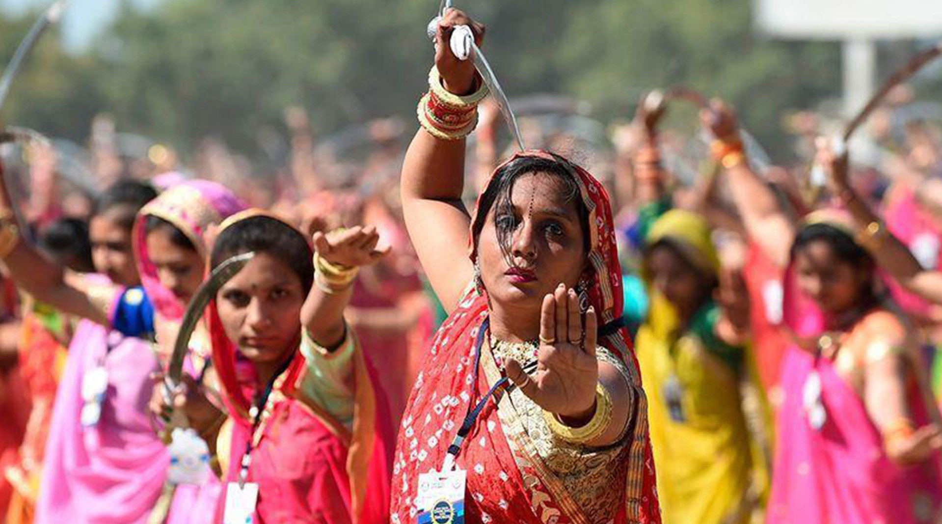 印度200妇女集体舞剑展示战斗能力