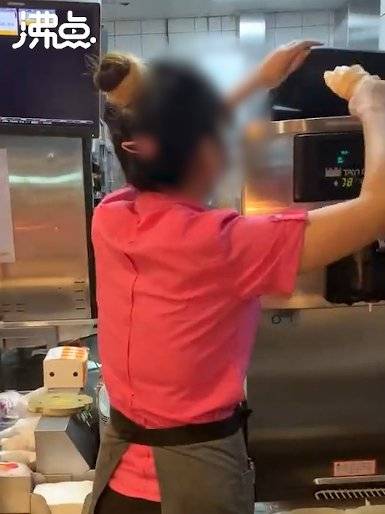麦当劳将无人要甜筒倒回机器 目击顾客：无法接
