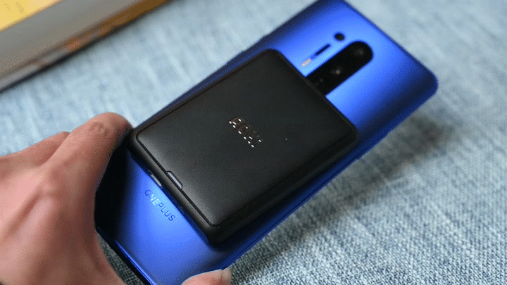 輕薄的磁吸充電寶,隨時給手機補充能量_新浪眾測