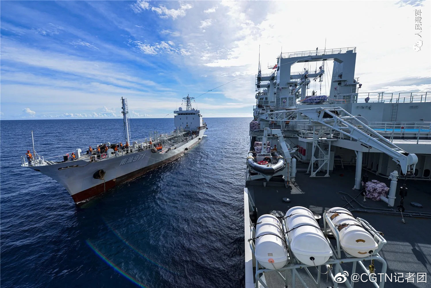 054A护卫舰在南海监视美舰 记者拍下两舰同框(图)_手机新浪网