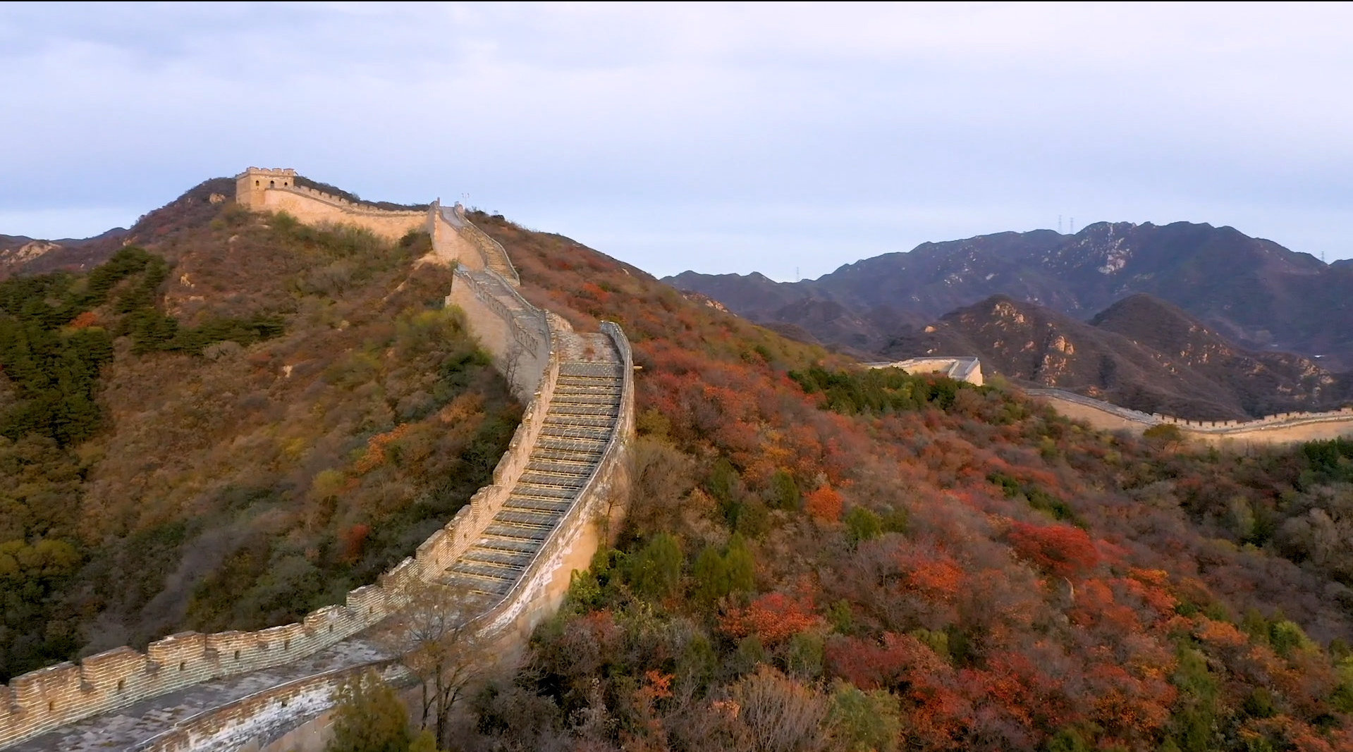 航拍北京八达岭长城红叶秋韵 每一帧都是大片_手机新浪网