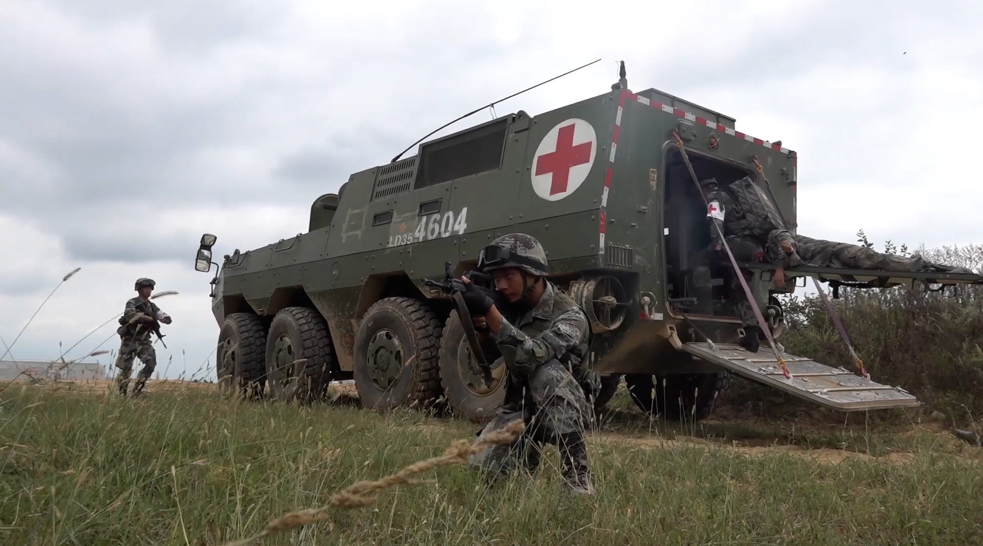 抢占"白金十分钟"!两栖装甲救护车战场救援演练