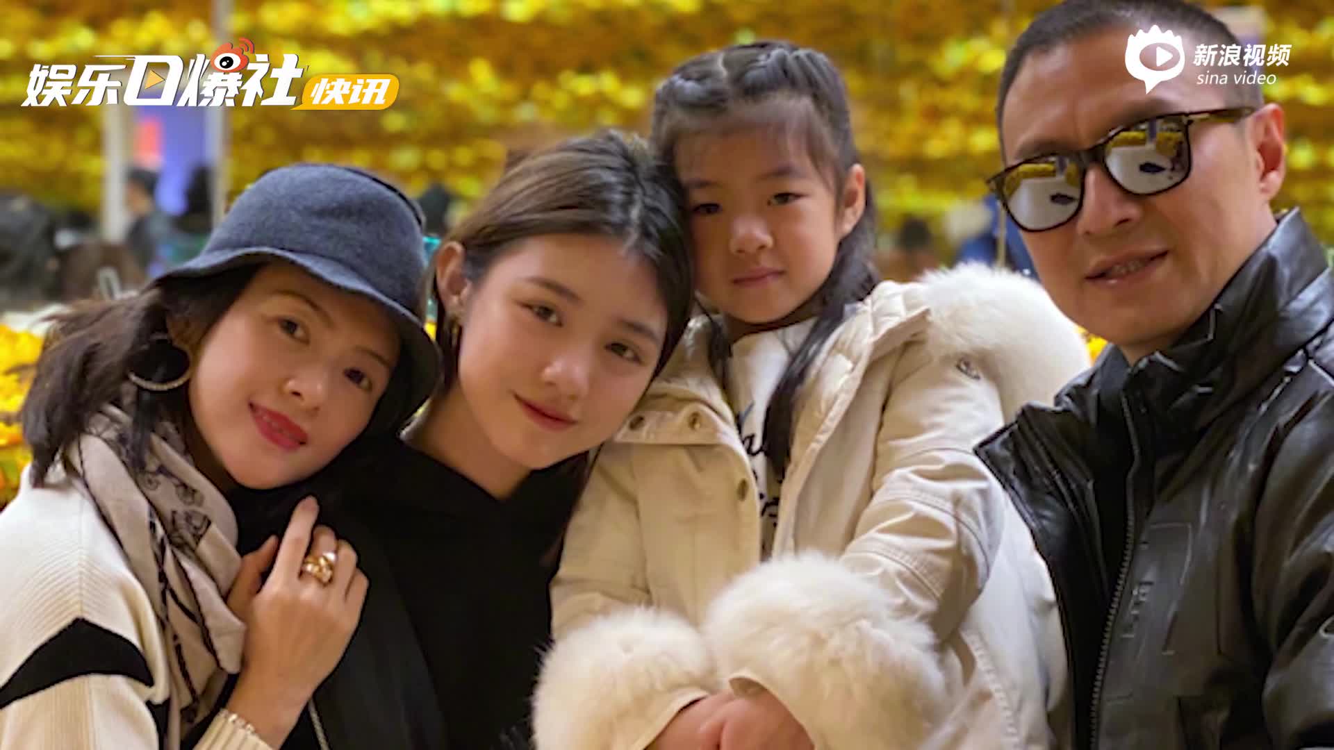 视频:章子怡汪峰一家五口看展览 小儿子背影出镜乖巧可爱