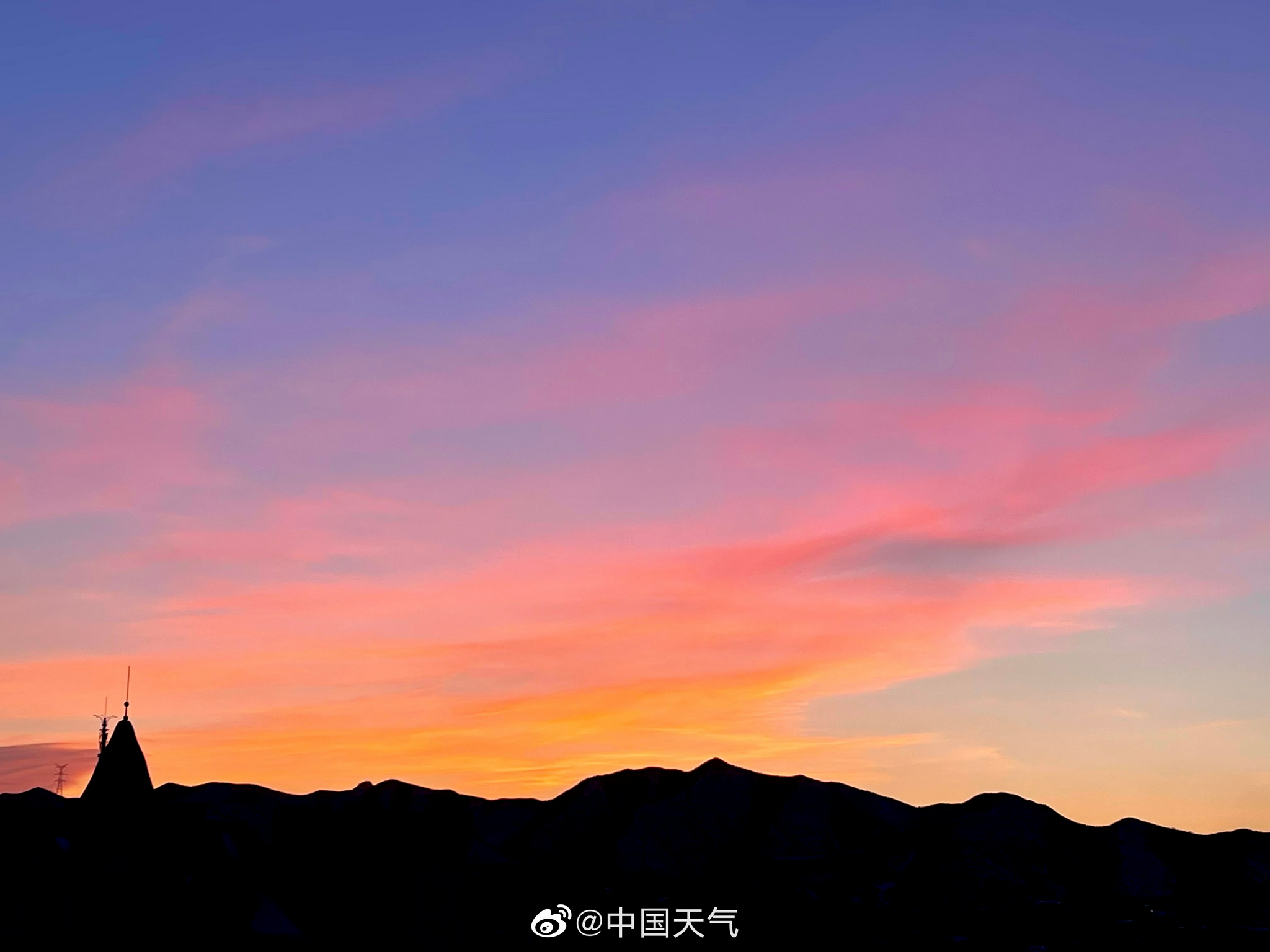 11月13日傍晚,北京天空出现惊艳晚霞,金色,橙色,粉色与蓝色的天空交错