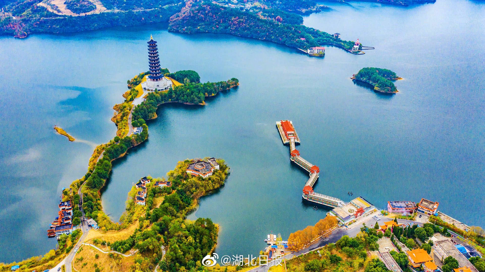 初冬时节,武汉新洲道观河风景区红叶正红,航拍下宛如水墨画卷