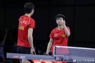 孙颖莎王曼昱世乒赛女双夺冠 网友：孙颖莎王曼昱实至名归
