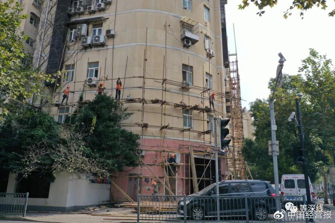 2019年11月2日，“上海红楼”外开始搭建建筑用钢管架，工头谨慎答称，他们只负责搭架子，至于搭架子要干什么，不知道。当地相关部门几天前在楼前新建了一根黑色的监控柱，摄像头正对该楼的大门。门前灰色钢柱上的摄像头，原本是一直“盯着”惠民路西向的十字路口的，这几天开始“不务正业”，扭头死盯红楼的门口，或门口聚集的人群。《等深线》记者程维摄
