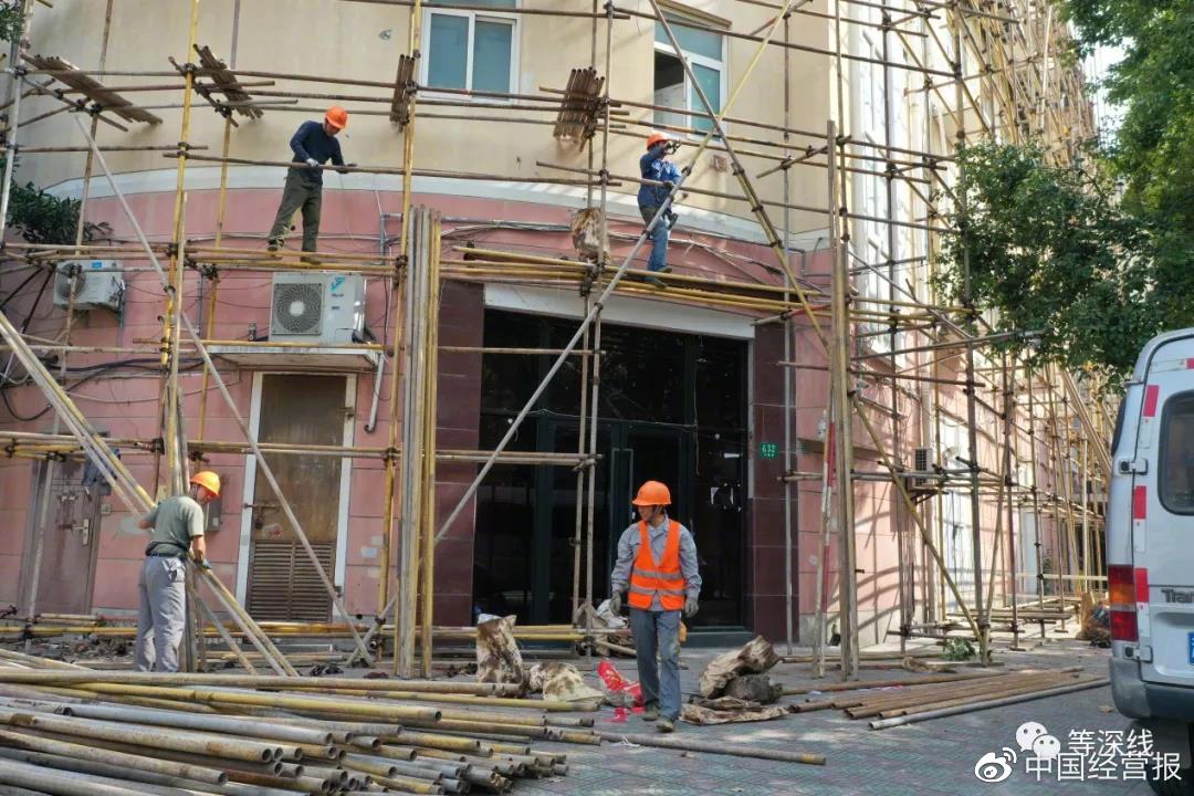 上海人之所以将该楼称为“红楼”，是因为该楼的底楼外装涂料，为红色，日晒雨淋久了，该楼的红色，已经显得很淡。该楼的大门，现为黑色铝合金框，内嵌深色玻璃，无法从外看清里面的情况。该大门从内上锁，无法打开。至2019年11月3日傍晚时，该大门及整幢建筑，已被绿色建筑安全网全面遮盖。《等深线》记者程维摄