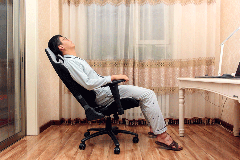 椅子的头枕和腰靠可以能够让整个背部更贴合椅子,再加上座椅在肩部和