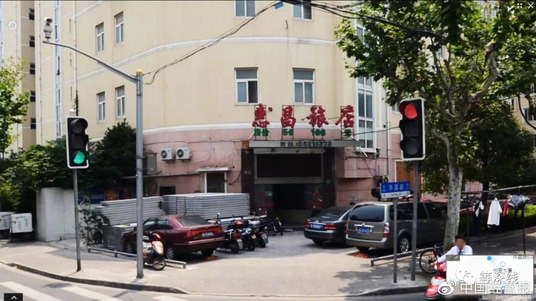 2012年6月份时的上海红楼，叫“惠昌旅店”。楼前依旧停满车辆，那时的大门玻璃为透明白玻璃，正对大门的左侧，堆有一些建筑装修用隔离板材。无法确认2012年6月时，该楼的6楼是否已经装修成现状并开始不公开“营业”。图片来自街景地图的历史图像