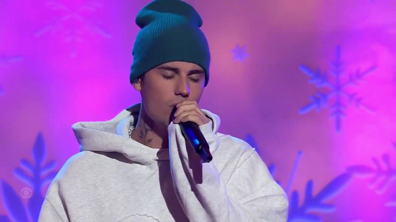 比伯@justinbieber 最新现场演唱了《mistletoe》