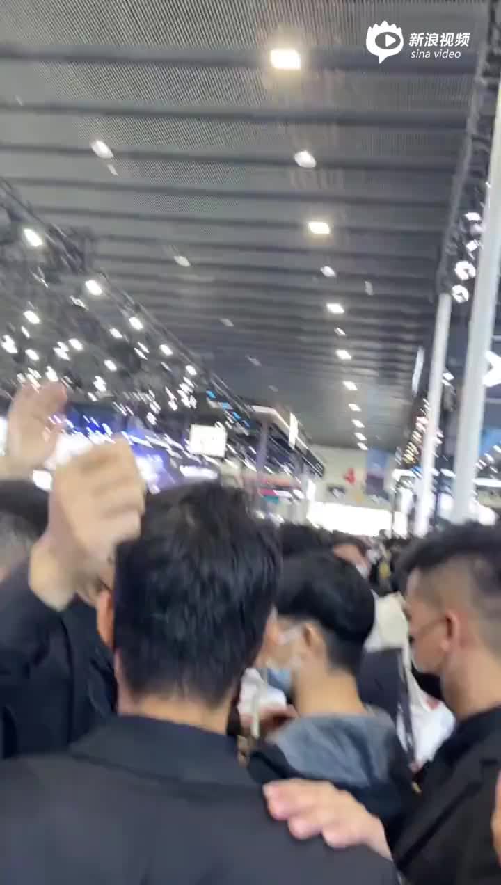 广州车展媒体日，一男子大闹小鹏汽车发布会现场