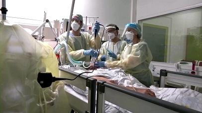 奥密克戎卷席英国 单日确诊新冠病例创历史新高！