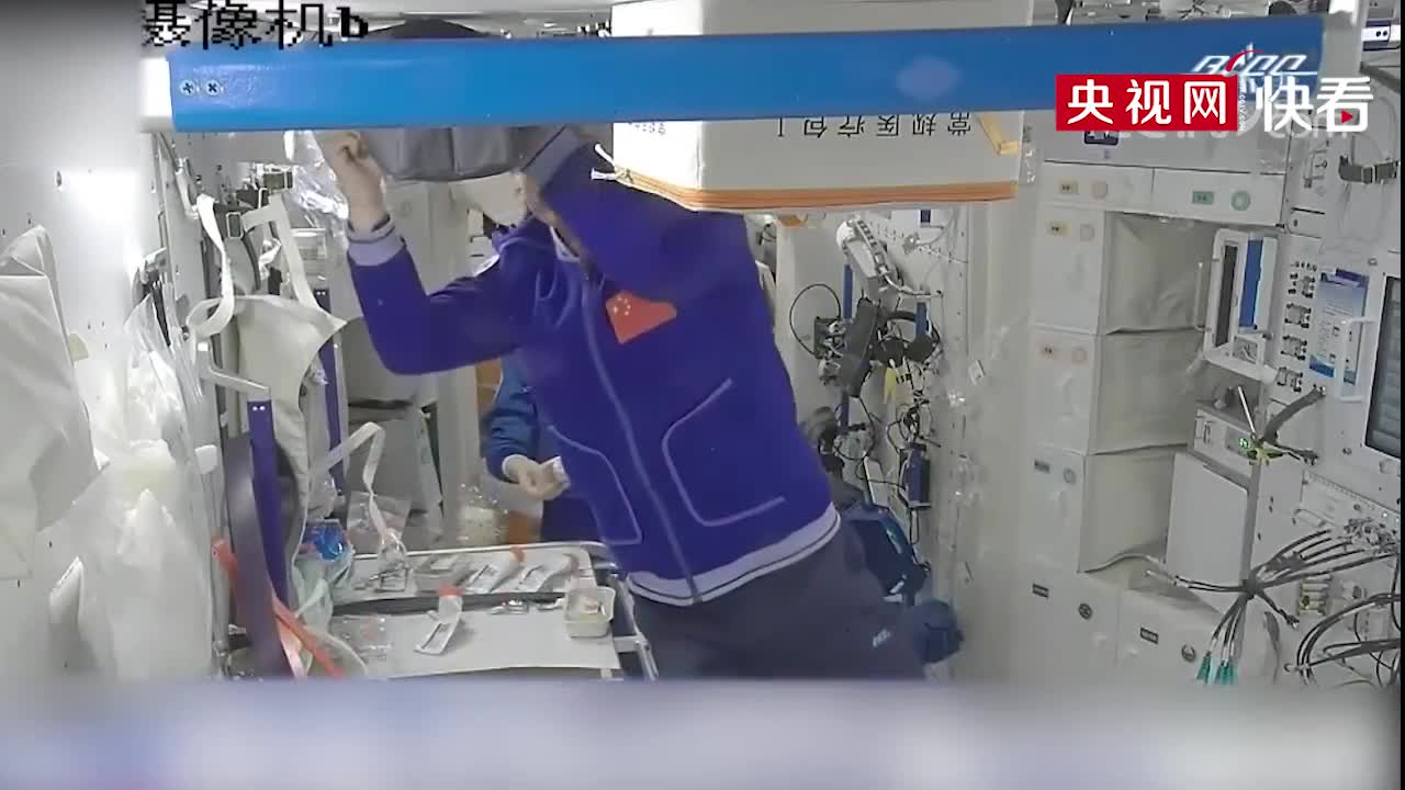 做家务是航天员在空间站的重要工作  网友：“女同事一来，整洁不少”