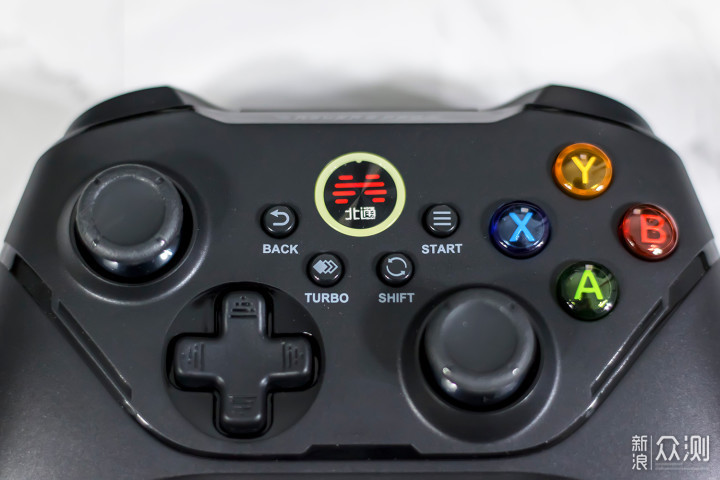 手柄的正面还有北通logo按键,turbo按键以及shift按键,按键表面的图标