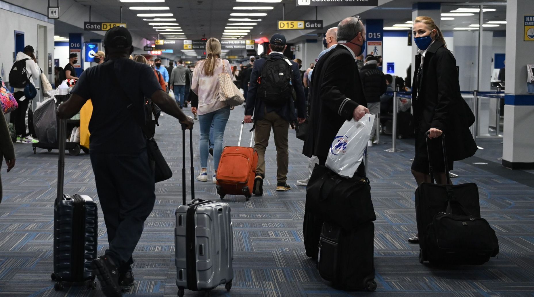 数读美国疫情:7天累计死亡超9千人 民众不顾疫情警告机场安检创新