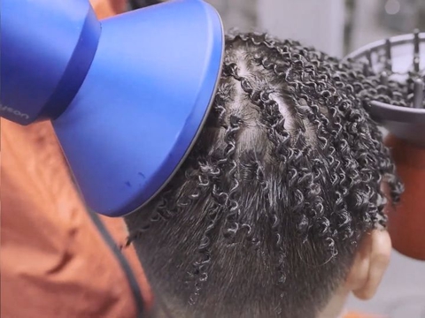 年轻小伙烫个钢丝烫帅爆了