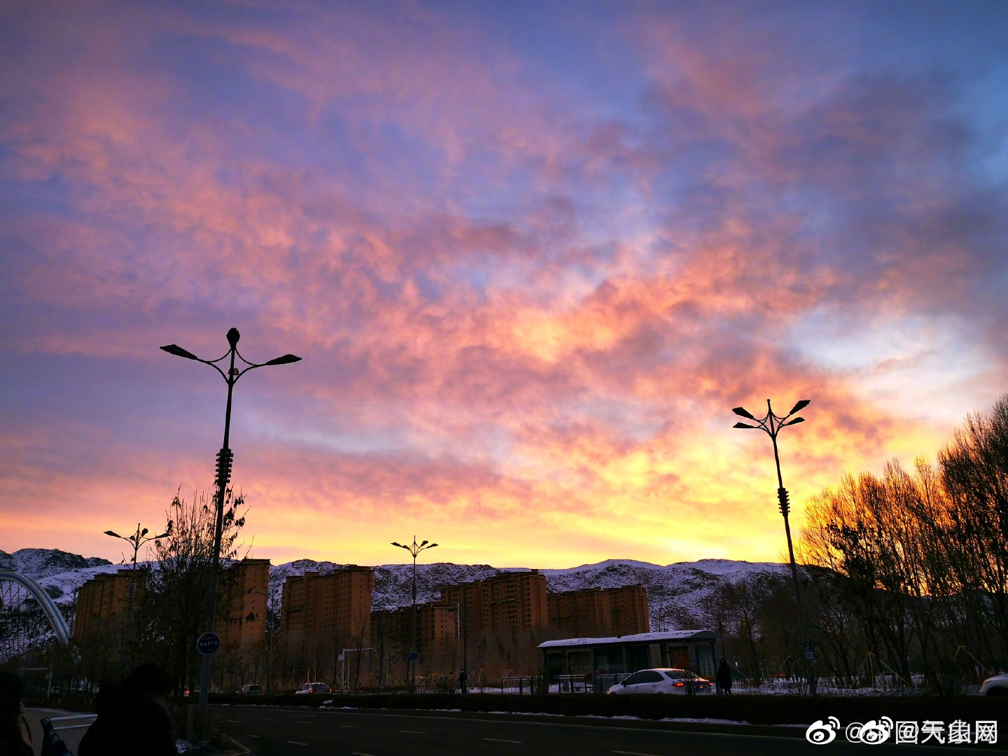 如此绚丽！今晨北京天空出现绝美朝霞！_京报网