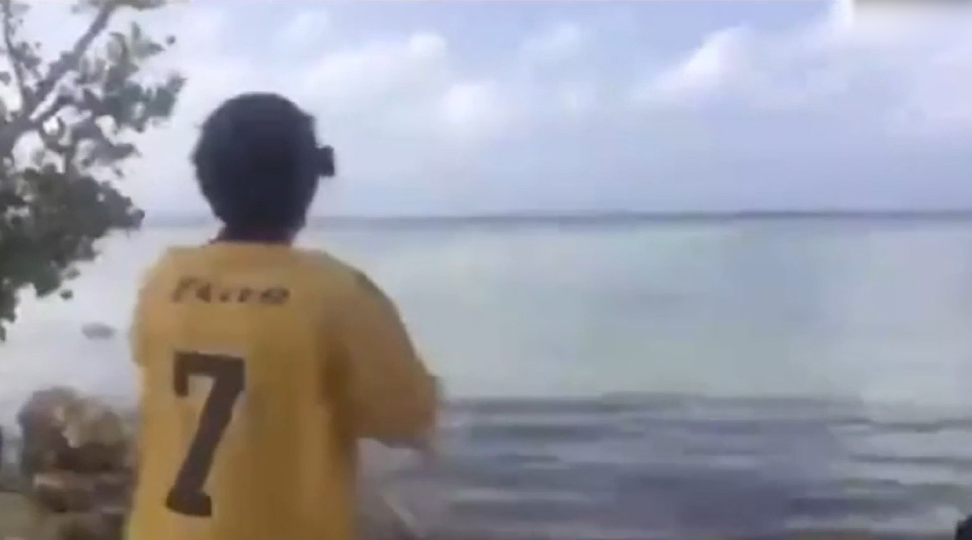 游客拍下汤加火山爆发瞬间：天空火山灰密布 冲击波袭来发出巨响