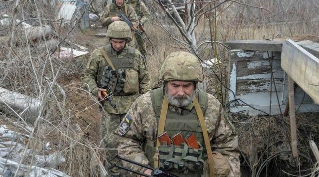 直击乌克兰前线战壕：有士兵在墙角插着兜，有的抽着烟玩手机