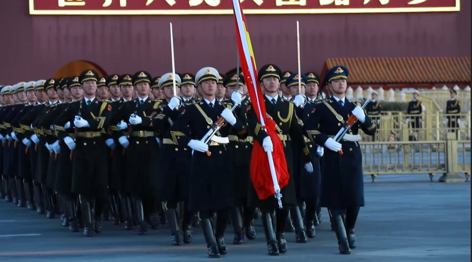 高清版天安门广场虎年首次升旗仪式国旗护卫队给全国人民拜年