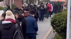 苏州4人核酸检测呈阳性！ 实拍小区封控居民排队检测