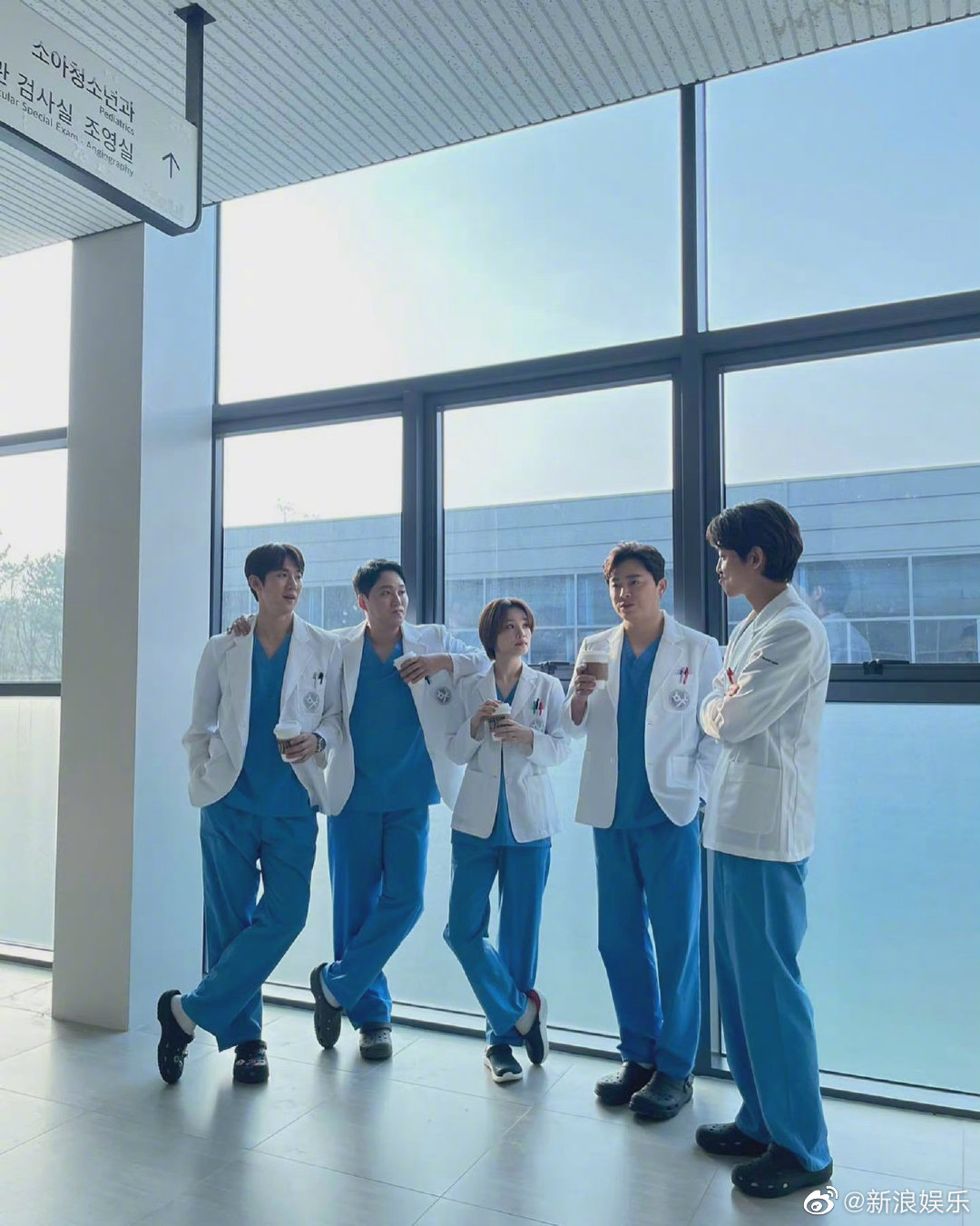 14日，《机智的医生生活》主演们先后晒出合照……_手机新浪网