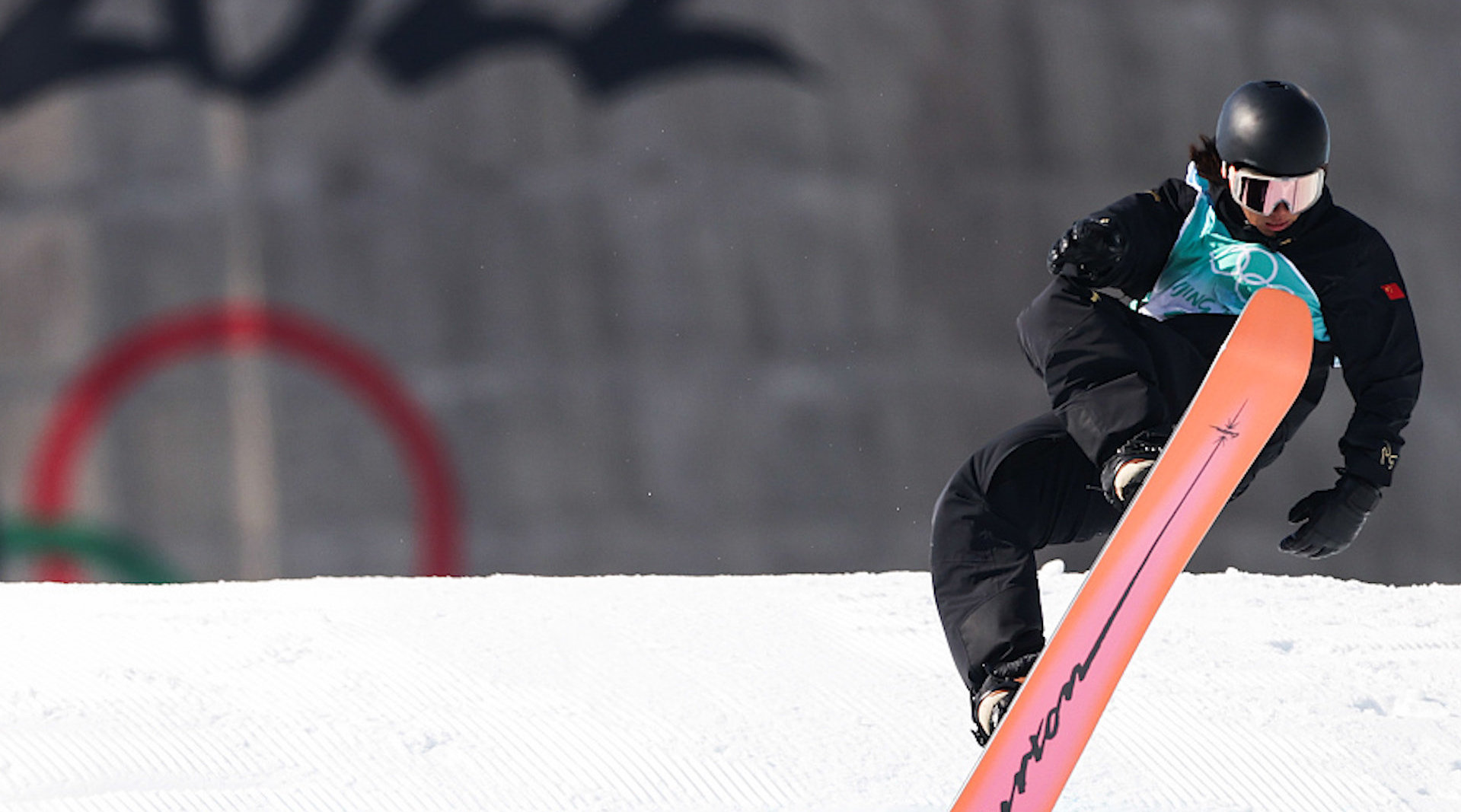 苏翊鸣出战单板滑雪男子大跳台决赛1800抓板尾落地赢全场欢呼