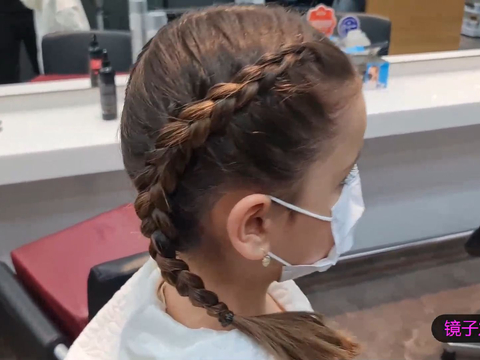 小女孩头发一分为二扎两个辫子真可爱