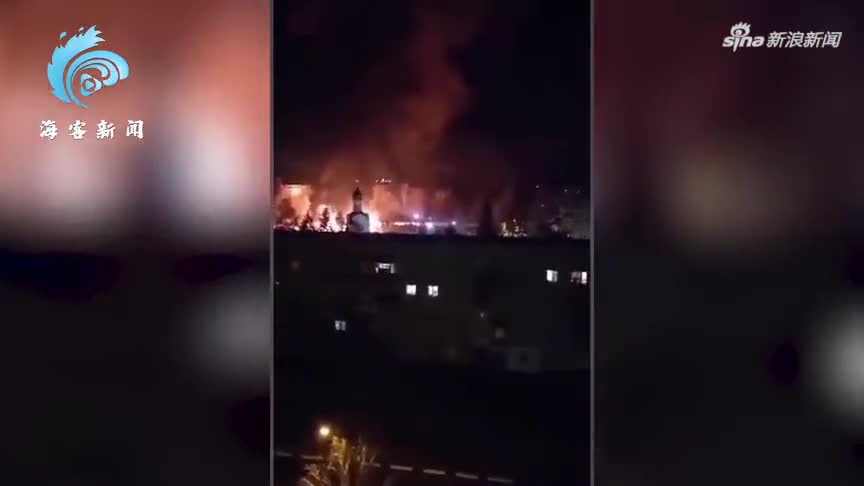 乌军与俄军在乌克兰苏梅市中心激烈交火 现场枪声震天燃起大火