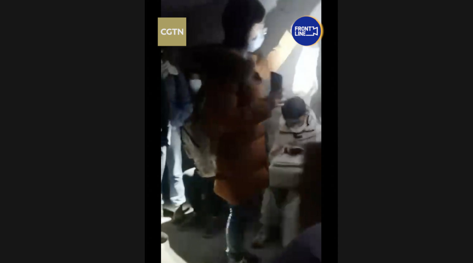 基辅民众凌晨躲进防空洞避难